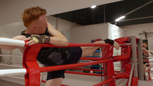 跆拳道运动员在搏击俱乐部比赛前伸展腿男子拳击手训练视频