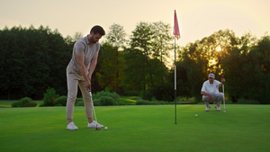 运动男子在球场上打高尔夫球15秒视频