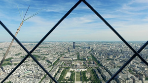 从埃菲尔铁塔顶部露台欣赏巴黎城市景观12秒视频