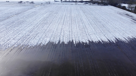 美丽的法国白雪皑皑的乡村雪下的田野鸟瞰图美丽的冬季视频