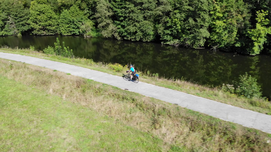 男性骑自行车者骑自行车的无人机视图骑自行车的人正在视频