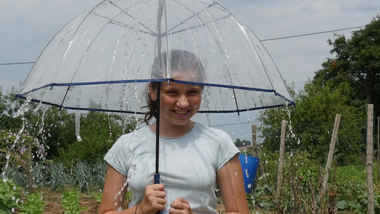 在雨伞下微笑的年轻少女少女视频