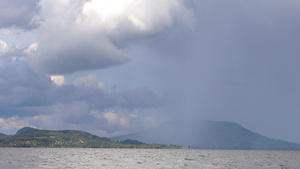 令人印象深刻的暴风雨在湖边的停宿区上飘扬着乌云18秒视频