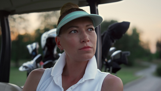 女人拿着高尔夫球杆在运动器材包里视频