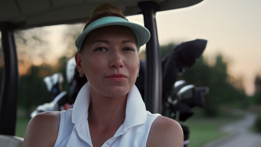 女人手拿着俱乐部高尔夫设备在球场上视频