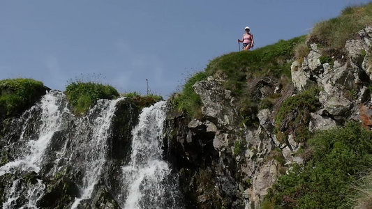 有瀑布的远足妇女在比利牛人中视频