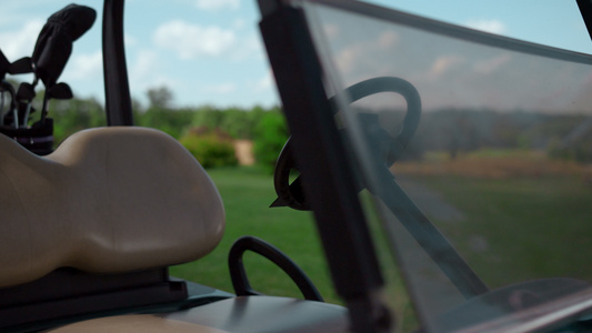 在乡村俱乐部草甸的高尔夫球车驾驶座视频