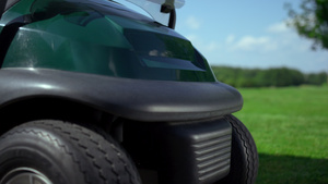 在绿色高尔夫球场打高尔夫球的车轮保险杠20秒视频