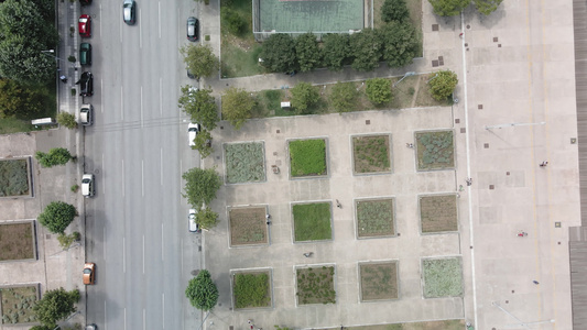 网球场外景的空中无人驾驶飞机风景图在Tessalooniki视频
