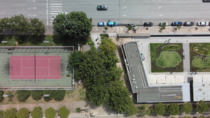 网球场外景的空中无人驾驶飞机风景图27秒视频