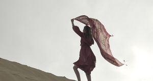 响沙湾沙漠美女行走（未调色素材21）61秒视频