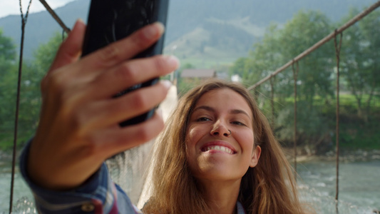 美丽的女人在山区自然景观中使用手机拍照自拍照视频