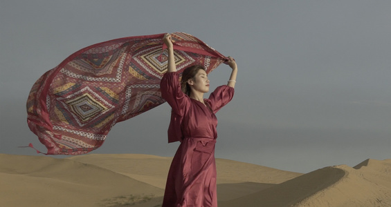 响沙湾沙漠美女舞动纱巾升格慢镜头视频（未调色素材22）视频