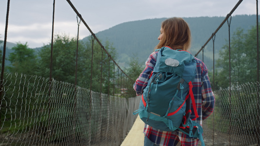 在夏季自然景观中享受山地搭便车的女孩视频