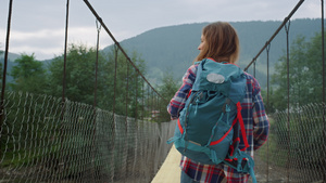 在夏季自然景观中享受山地搭便车的女孩21秒视频