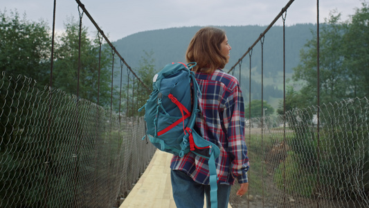 幸福的女人在夏季旅行中走山风景视频