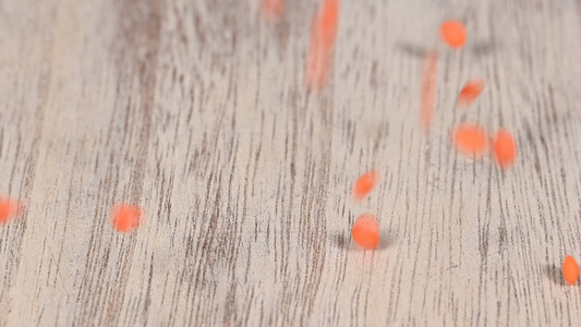 红扁豆倒在木板上视频