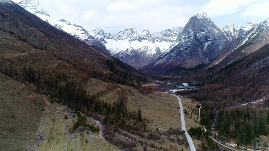 航拍无人机探索雪山工作视频视频