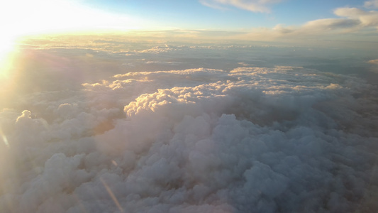 三万英尺高空俯瞰流动的云层日落阳光天空素材视频
