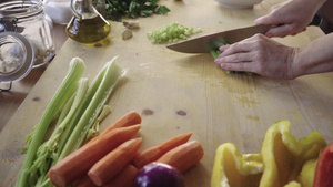 一位年轻女厨师在家庭烹饪切芹菜23秒视频