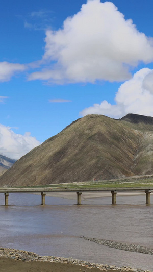 雅鲁藏布江与旁达雅江大桥延时视频高海拔20秒视频
