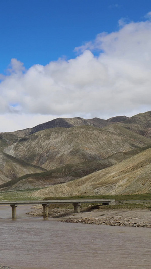 雅鲁藏布江与旁达雅江大桥延时视频西藏风光20秒视频
