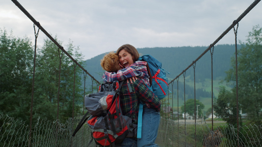 背包客夫妇在山中拥抱在一起视频