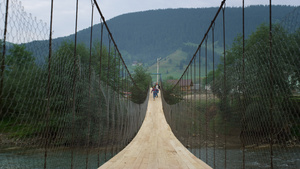 游客在山中跑河桥30秒视频