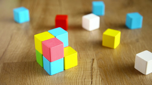立方体形状的木形块状颜色12秒视频