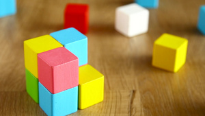 手工构造一个带有彩色木块块的立方体9秒视频