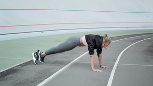 有假肢的女运动员在体育场上做瑜伽11秒视频
