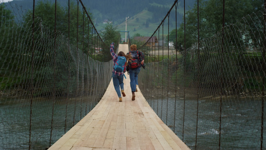 夫妇在自然河上跑山桥视频