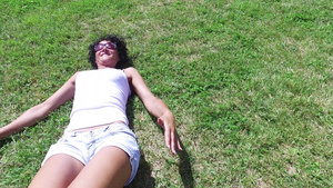 男人躺在草地上11秒视频