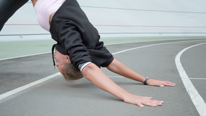 带假肢腿的运动员在田径上练习瑜伽10秒视频