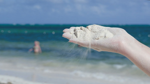 沙沙在海滩上从女性手中消失14秒视频
