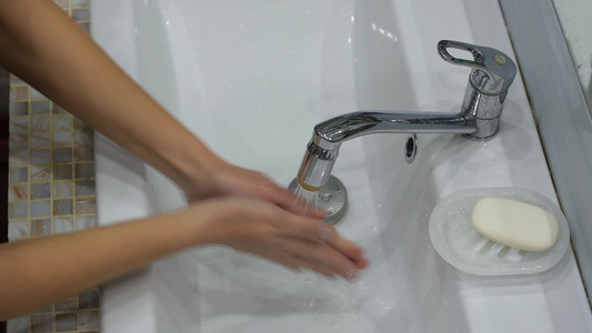 女孩用肥皂洗手在卫生间特写视频