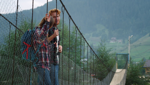 积极的夫妇站在山上的桥上21秒视频
