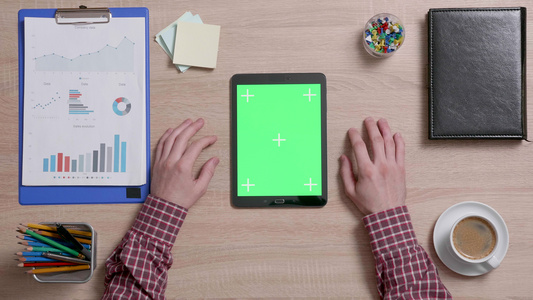 男人的顶部视图在平板上的绿色屏幕右下角多次开水两次视频
