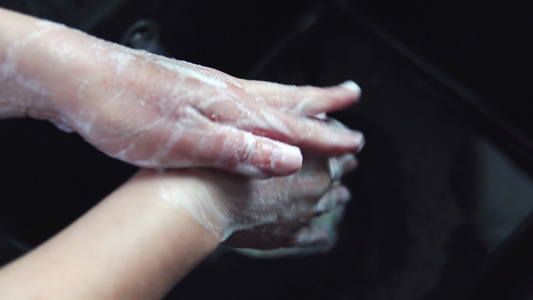 预防电晕病毒旅行的人展示手卫生用肥皂在热水中洗手以视频