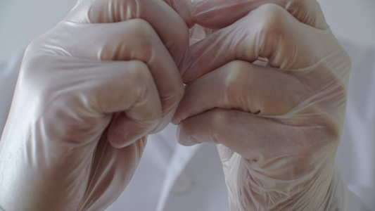 手戴手套携带共食19疫苗视频