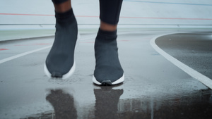 穿着运动鞋在现场跑步的慢跑者11秒视频