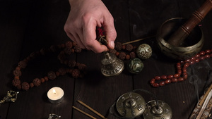 铜唱碗念珠祈祷鼓石球等藏传宗教物品供冥想和替代药物13秒视频