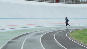 运动员开始在赛道上奔跑14秒视频