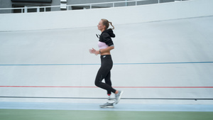 在运动的接受假肢训练的慢跑者21秒视频