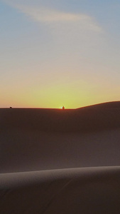 航拍沙漠日落下的人影一个人视频