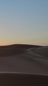 航拍沙漠日落下的人影一个人视频
