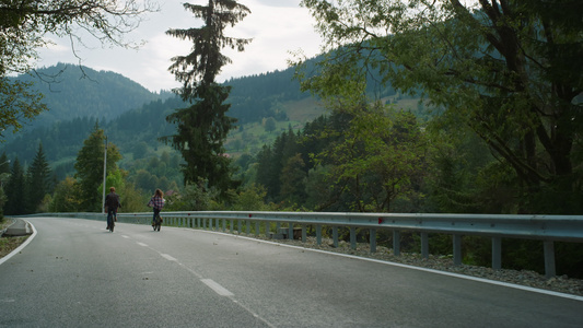 骑自行车的人在山路上一起骑自行车视频