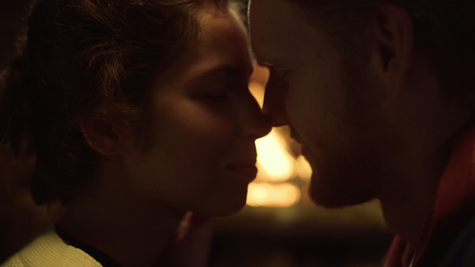 微笑的情侣在壁炉旁接吻休息视频