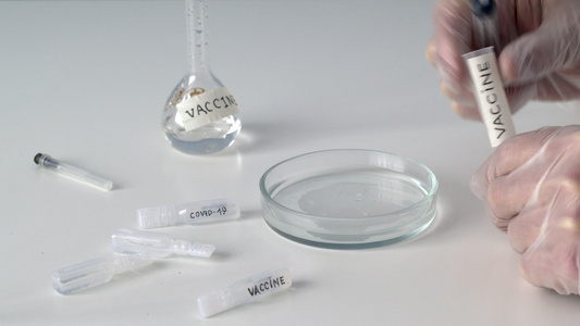 手生物学家在科学实验室用注射器将疫苗液收集到管中病毒学家视频