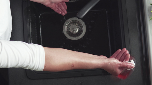 女医生教如何用肥皂保护corona病毒洗手视频